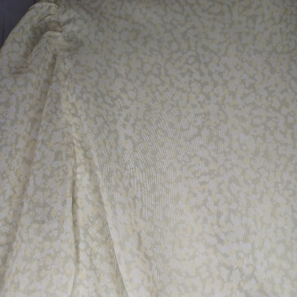 Aritiza Wilfred Wistful Blouse Smocked V-neck Contemporary blouse - Picture 13 of 16